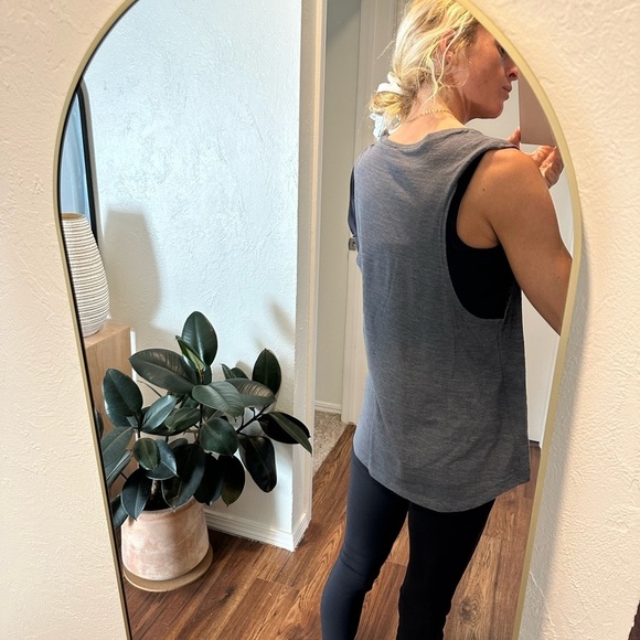 🌟SALE🌟 Taylor Swift 1989 Wold Tour gray muscle tank​​​ - Picture 2 of 6